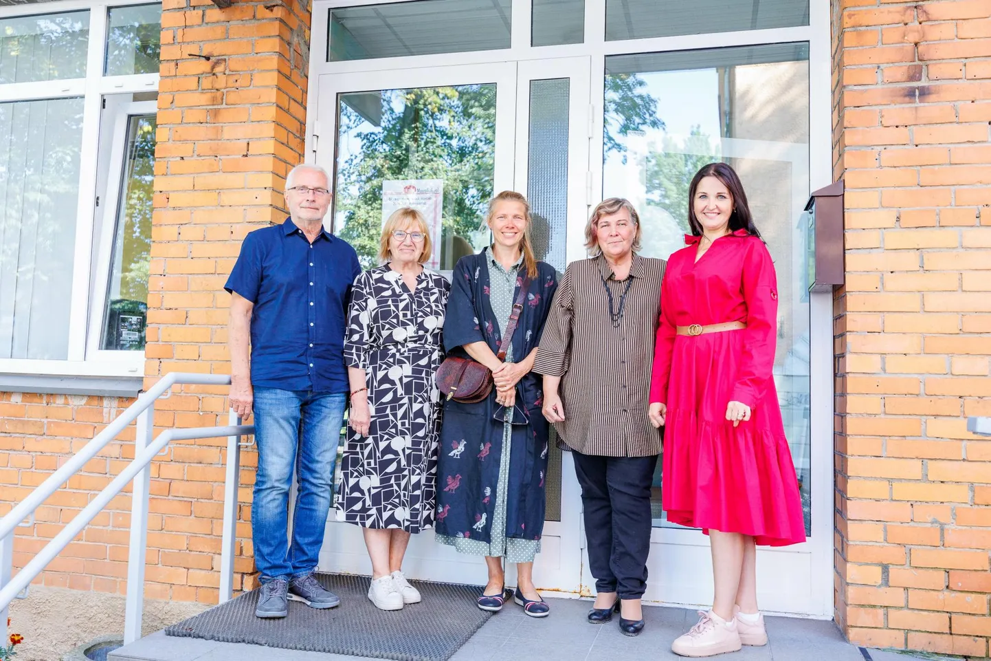 Valga muusikakooli Lüllemäe õppegrupi solfedžo- ja klaveriõpetaja Cathlen Haugas (paremalt), direktor Tiia Parmo, pärimusmuusika ja eelõppe õpetaja Meelika Hainsoo, solfedžoõpetaja Reet Noorkõiv ning klaveri- ja basskitarriõpetaja Ants Loos ootavad lapsi tundidesse tavapäratus kohas.