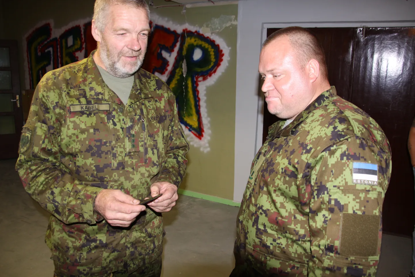Kaitseliidu Roosna-Alliku üksikkompanii pealik Aare Kabel (vasakul) ja maleva pealik Gabriel Rikberg on rahul võimalustega, mida kokkuleppe vallaga kaitseliitlastele Aravetel loob.