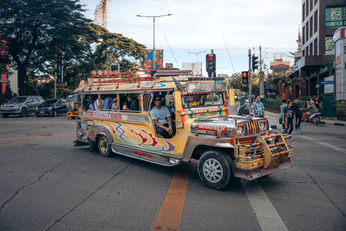 Ļoti krāsainais sabiedriskais transports Cebu pilsētā