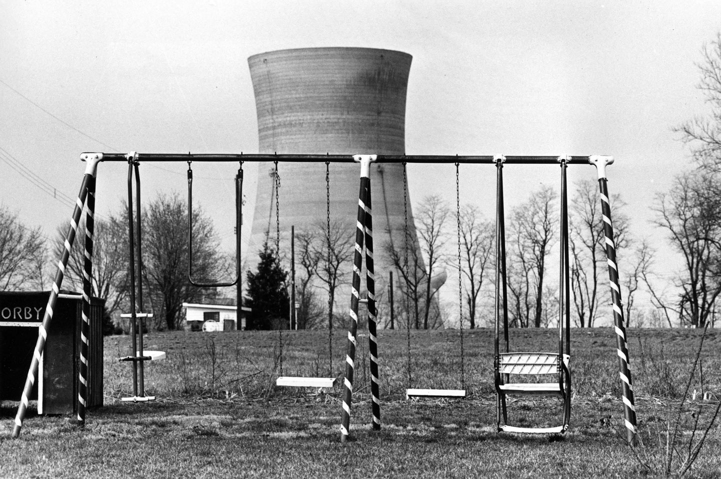 USAs Pennsylvania osariigis Harrisburgis asuva tuumajaama jahutustorn. 1979. aastal juhtunud õnnetus peletas 80 km  raadiusest minema rohkem kui 180 000 inimest.