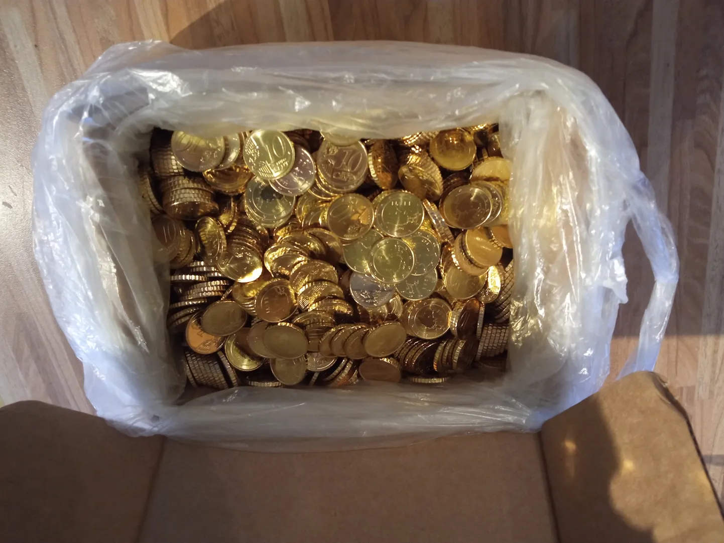 Isa jättis tütre kotti karbitäie peenraha.