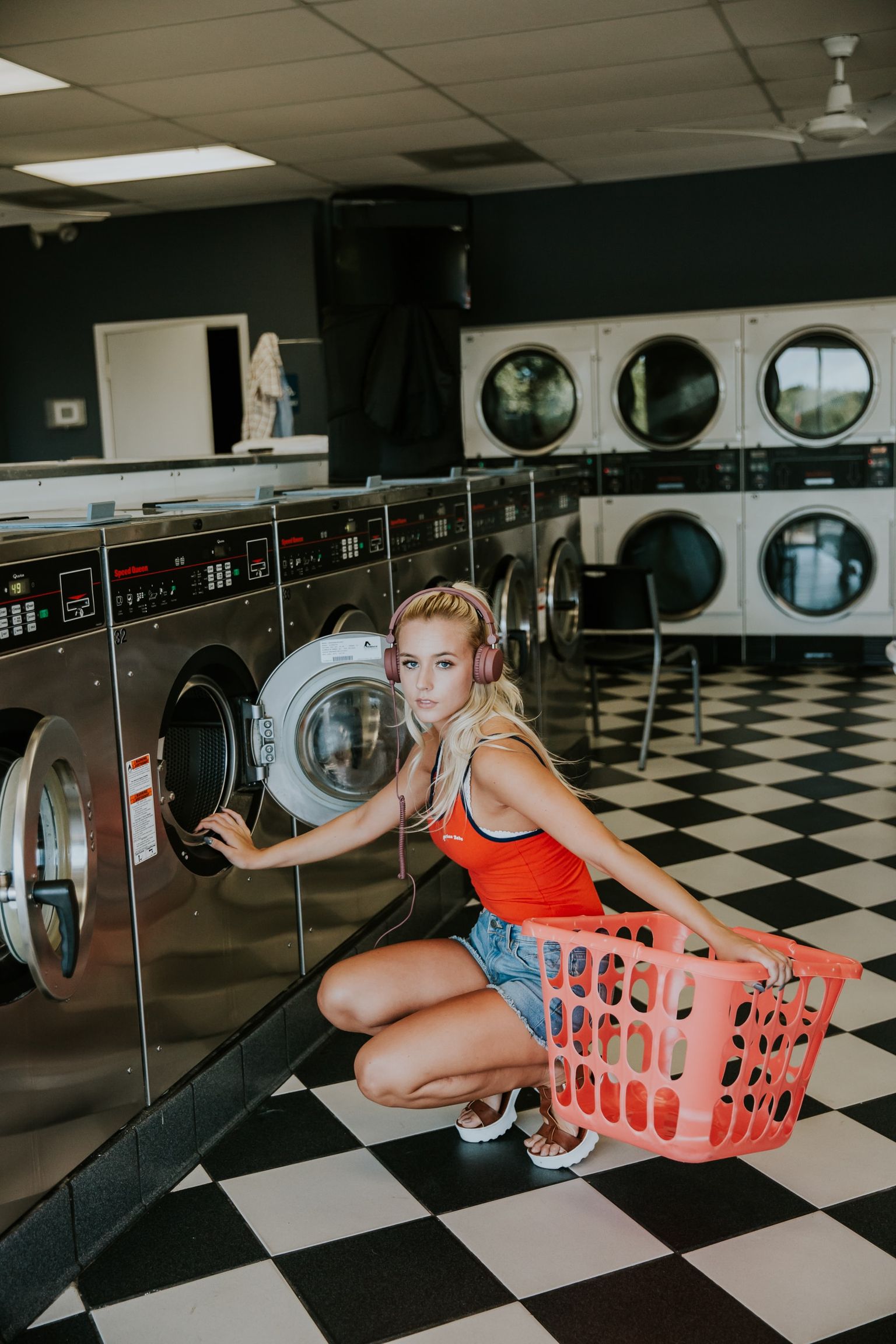 Sieviete pie veļasmašīnas