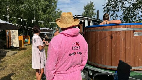Vaata, kuidas Urissaare kantrifestivali tünnisaunast nauditakse