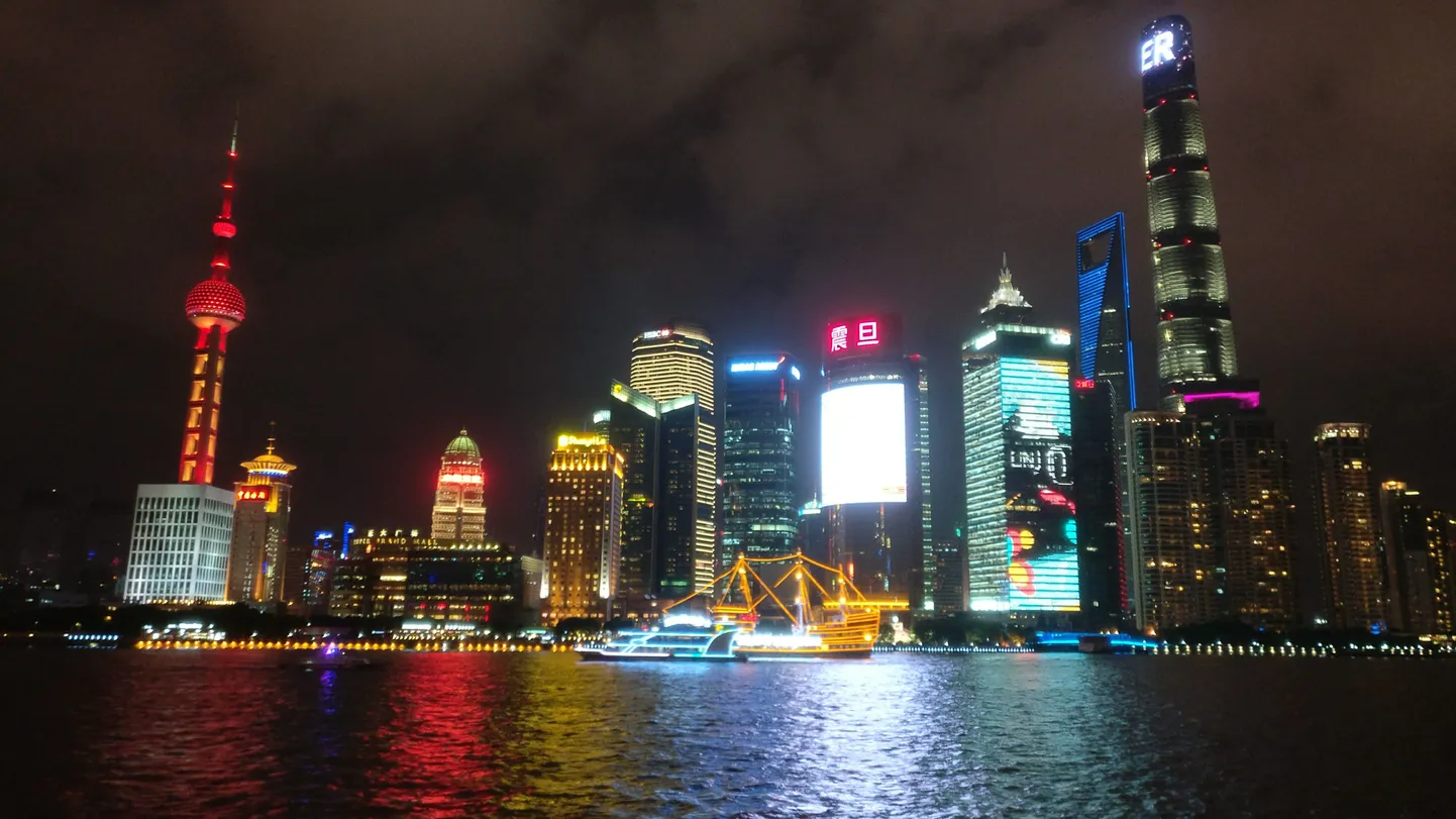 Shanghai ärilinnaosa Pudong rajati vaid paari aastakümne jooksul. Paremal maailma kõrguselt teine hoone Shanghai Tower.