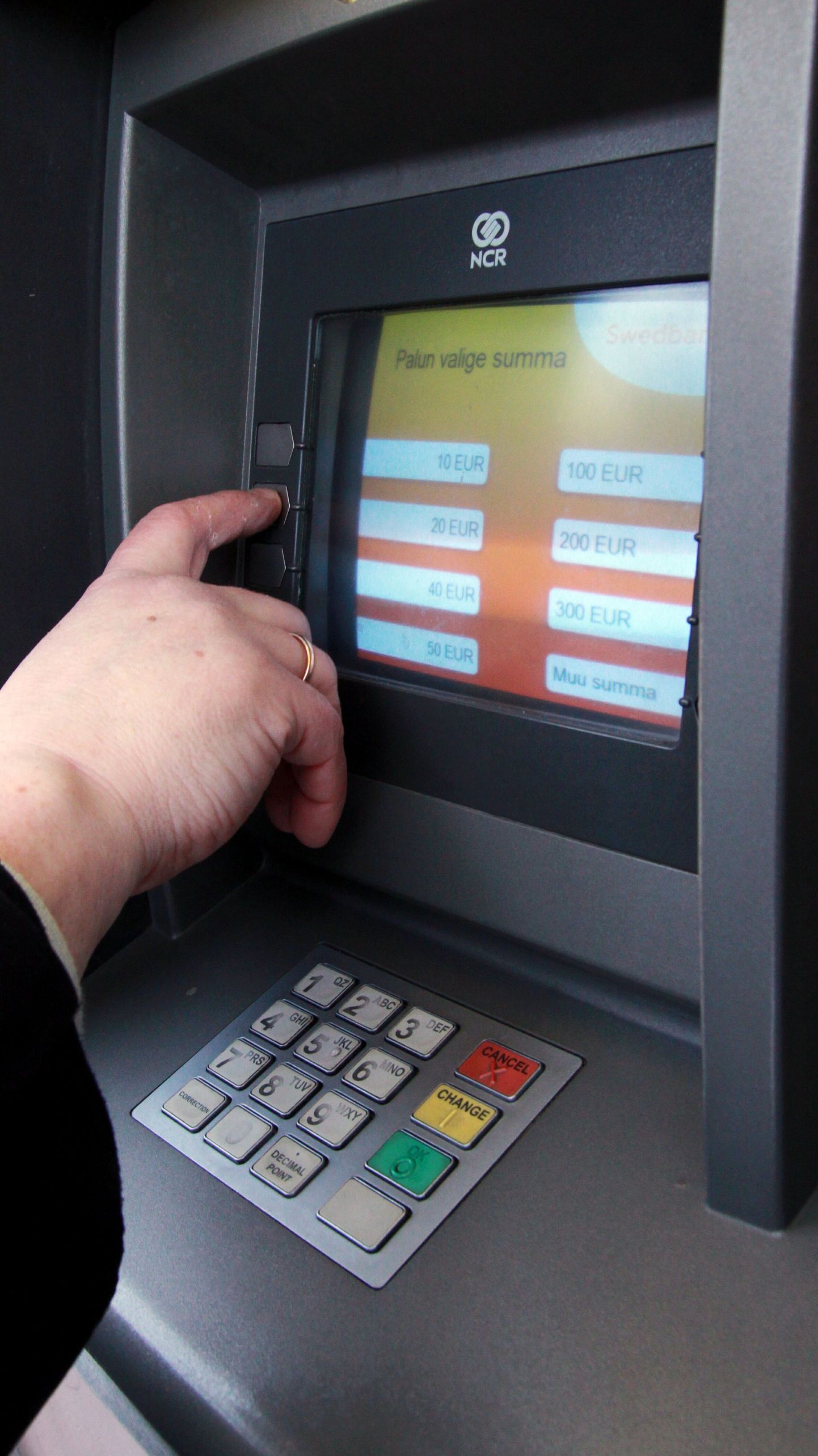 Swedbanki pangaautomaat.