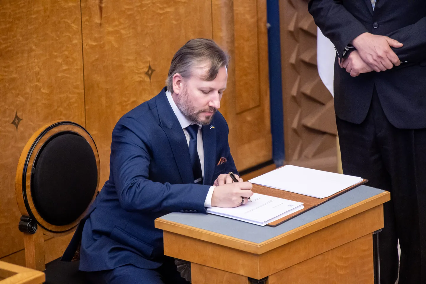 Mario Kadastik riigikogus ametivannet andmas.