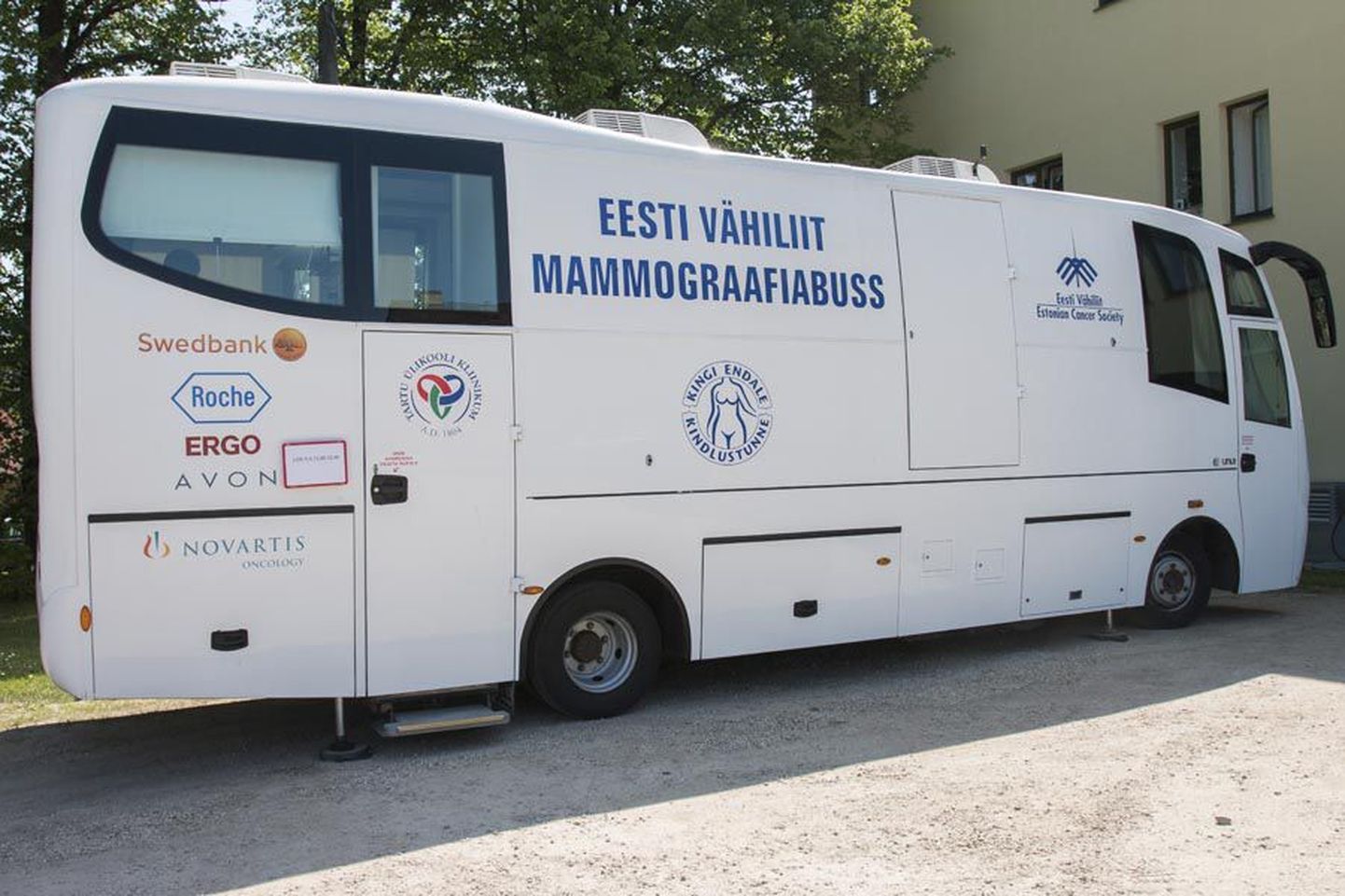 Mammograafiabuss on käinud Viljandis 2009. aastast saati ning seni alati tervisekeskuse hoovis parkinud. Et keskus küsib selle eest tasu, soovib bussi käitaja, et see peatuks edaspidi üsna vana koha lähedal Viljandi turu parklas. Pilt on tehtud tänavu suvel.
