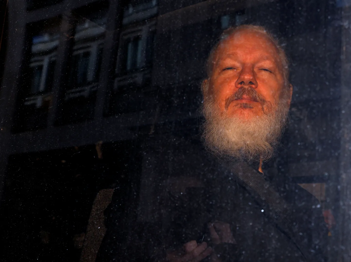 Wikileaksi asutaja Julian Assange pärast vahistamist.