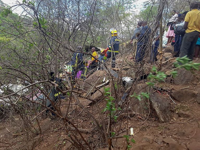 Zimbabwe päästetöötajad õnnetuspaigal, kus 23. novembril hukkus lennuõnnetuses viis inimest.