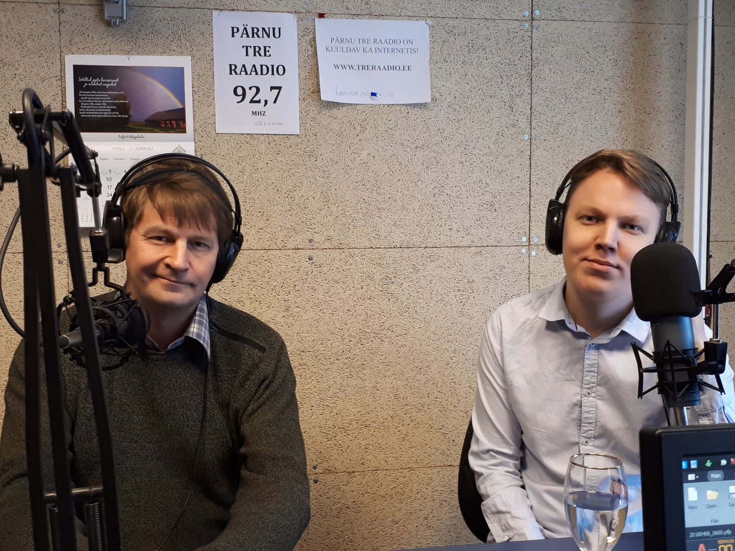 Ajakirjanikud Raido Keskküla ja Martin Laine raadiostuudios.