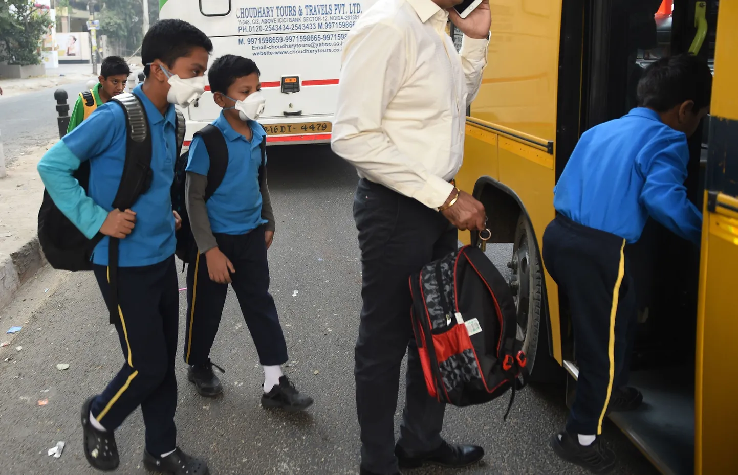 India lapsed sisenevad koolibussi.