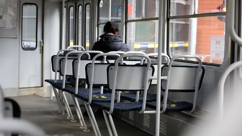 Sniegputeņa dēļ Rīgā autobusi un trolejbusi kavējas par 10 līdz 15 minūtēm