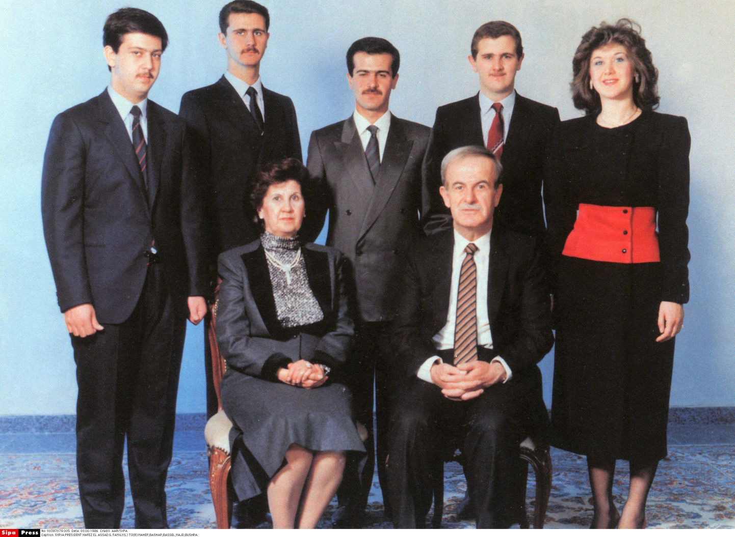 Al-Assadite perekond 1986. aastal. Alumises reas vasakult paremale:  	Aniseh, Hafez. Teises reas vasakult paremale: Maher, Bashar, Bassel, Majd ja Bushra.