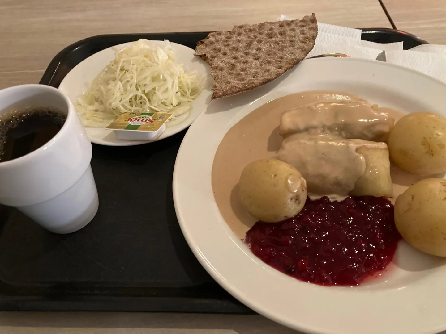 Lennujaamas söömine ei pea alati olema väga kallis. Pildil Arlanda lennujaamas nauditud rootsipärased kapsarullid roosa kastme ja pohlamoosiga.