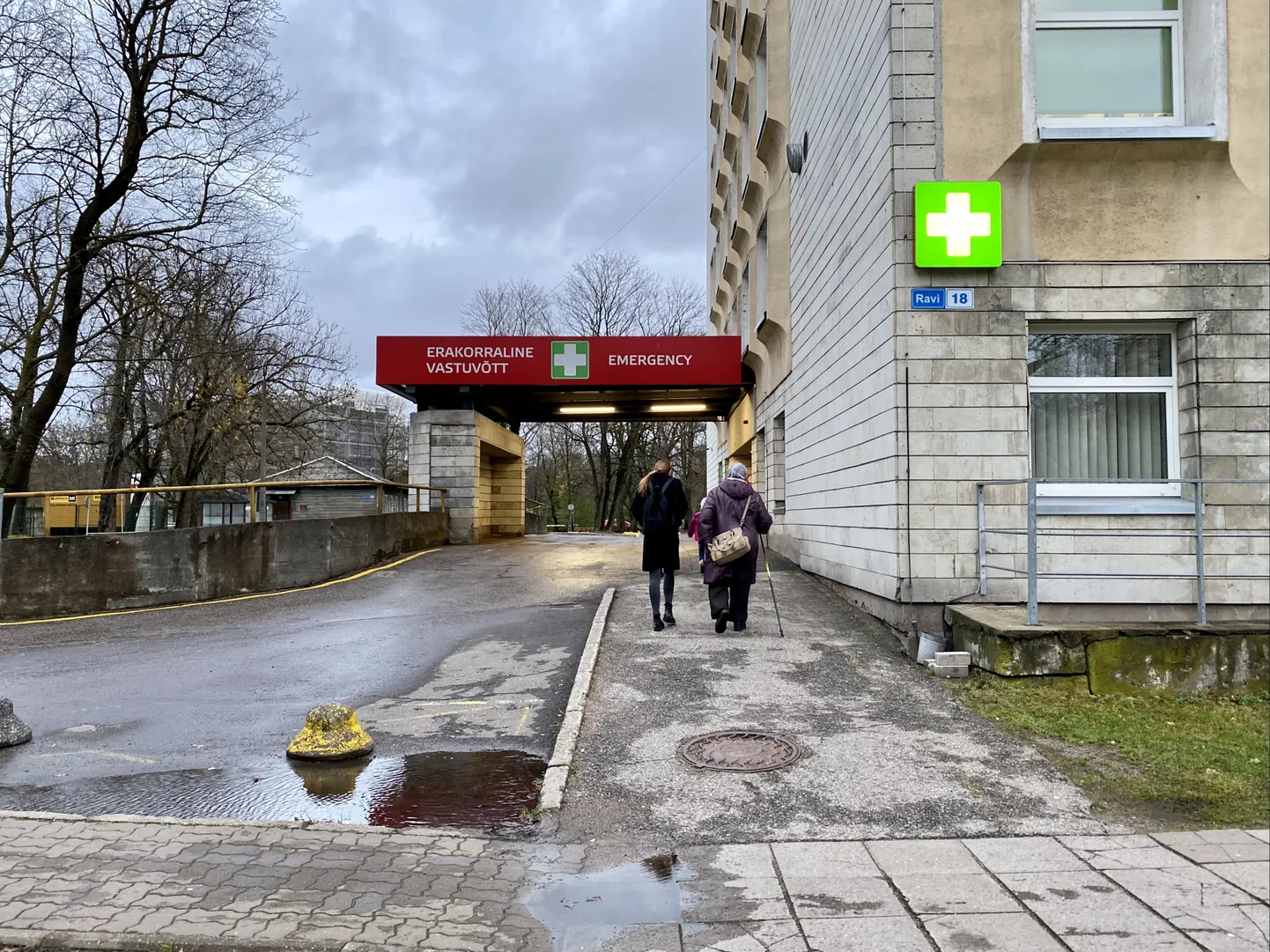 Именно здесь, у входа в отделение экстренной помощи на Рави, 18, банковщики поджидают доверчивых стариков.