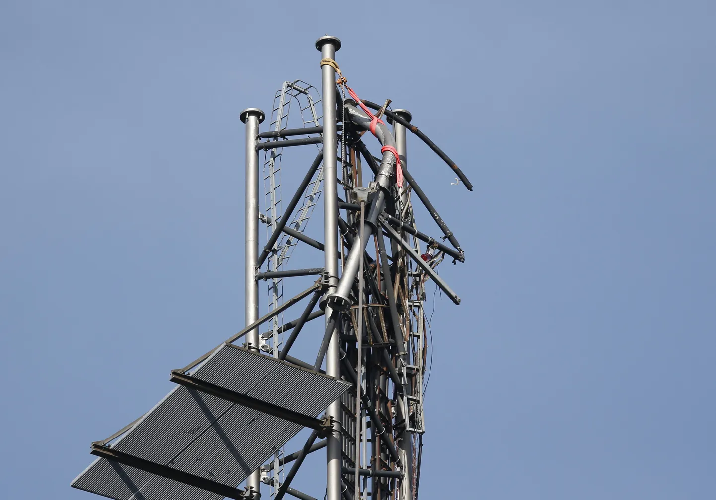 Lääne-Rootsis Boråses rüüstatud 332-meetri kõrguse telemasti püsti jäänud osa.
