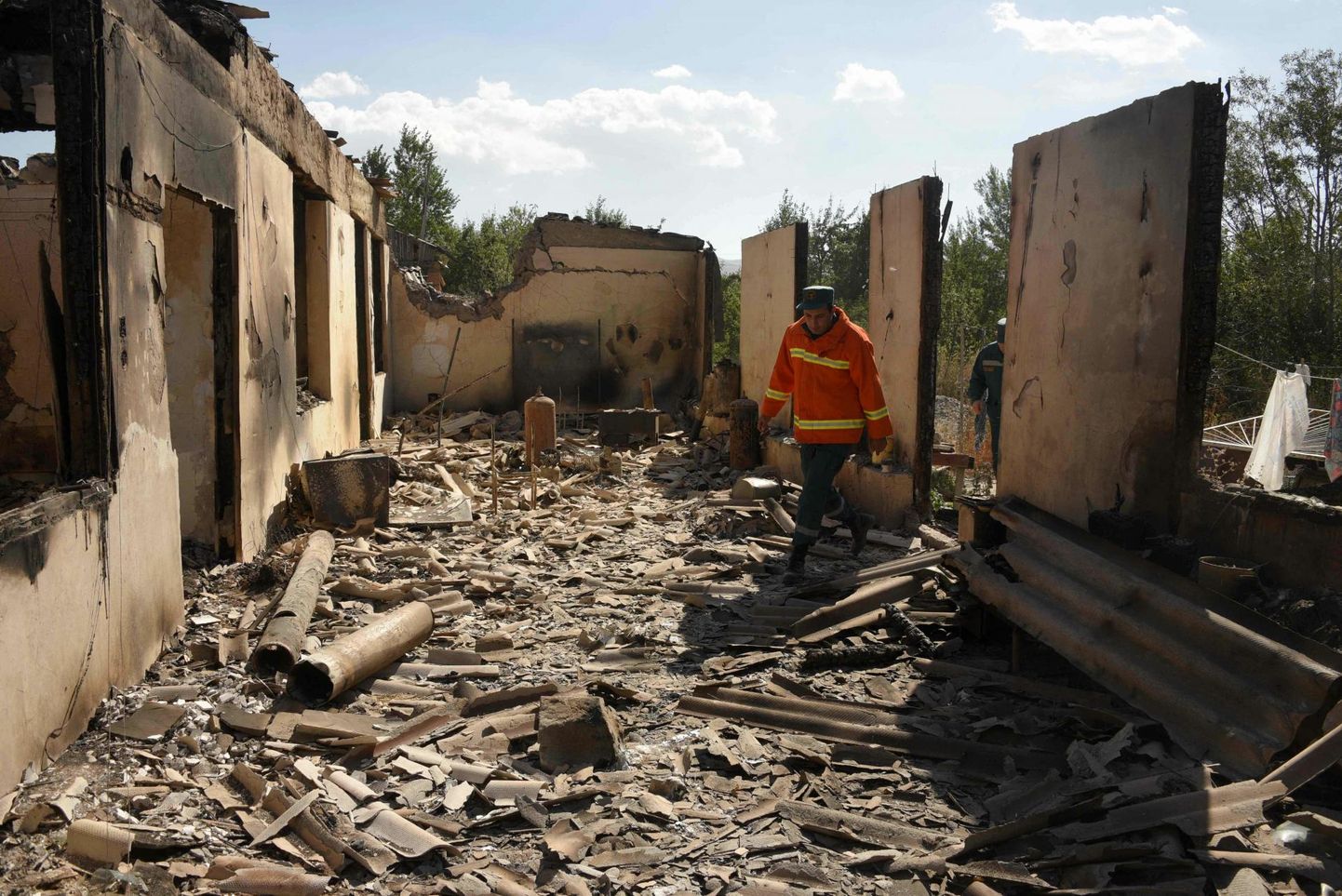 Tuletõrjujad Sotkis asuva maja varemetes, mida tabasid hiljutiste kokkupõrgete ajal Aserbaidžaani tulelöögid.
