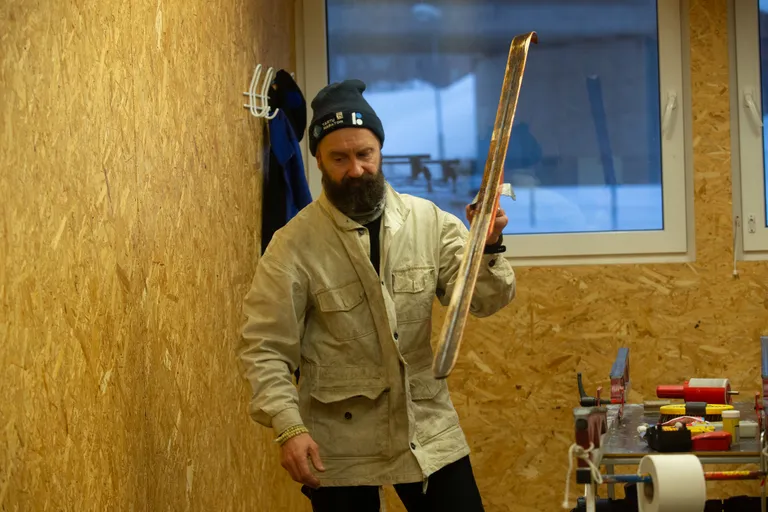 Tartu maratoni peakorraldaja Indrek Kelk stardi eel oma puusuuski ette valmistamas.