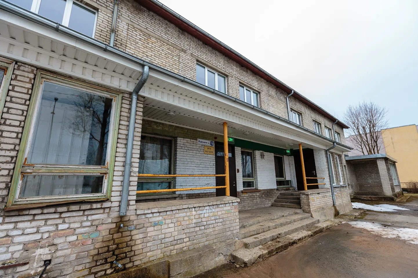 Ученический дом нарвской Паюской школы. Установленное здесь в 2015 году аварийно-эвакуационное освещение исправно работает по сей день, однако до нынешнего вердикта Госсуда власти Нарвы отказывались платить строителю.