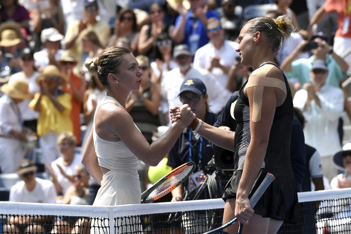 Kaia Kanepi (paremal) kohtus maailma esireketi Simona Halepiga ka mullu toimunud US Openi avaringis ning saavutas kahes setis oma karjääri teise võidu maailma esireketi üle.
