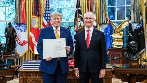 Eesti suursaadik USAs Hannes Hanso andis president Donald Trumpile üle volikirja