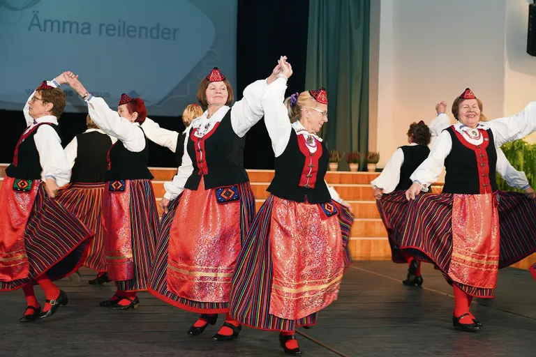 KRAPSAKAD MEMMED: Esiplaanil (vasakult) Helle Vaho, Meeli Väli, Tiia Luhaäär, Ulvi Rand ja Malle Tarvis Jõgeva lõppvõistlusel.
