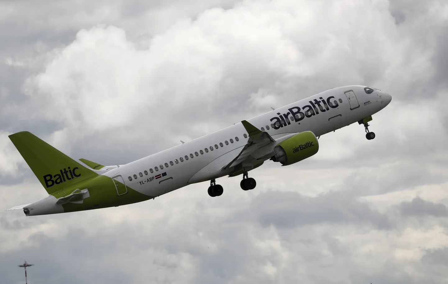 Самолет латвийской авиакомпании airBaltic.