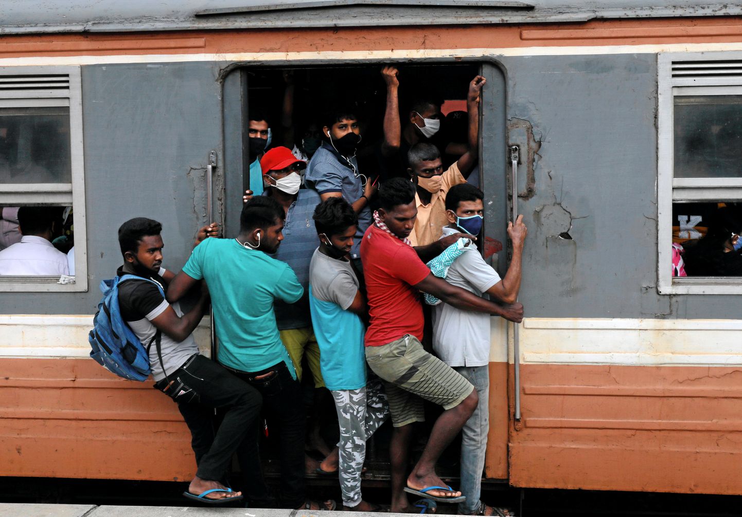 Kaitsemaskides reisijad sõitmas Sri Lankal ülerahvastatud rongiga.