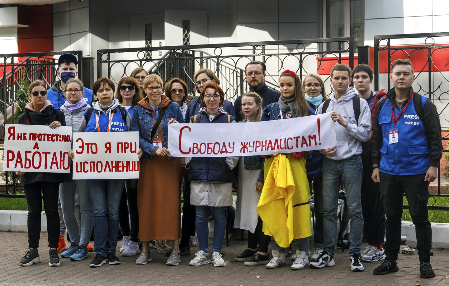 Väljaande TUT.BY ajakirjanikud protestimas Minski politseijaoksonna ees ajakirjanike vahistamise vastu.