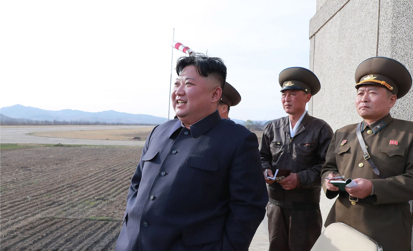 Kim Jong-un jälgimas kolmapäevast lahingpilootide õppust.