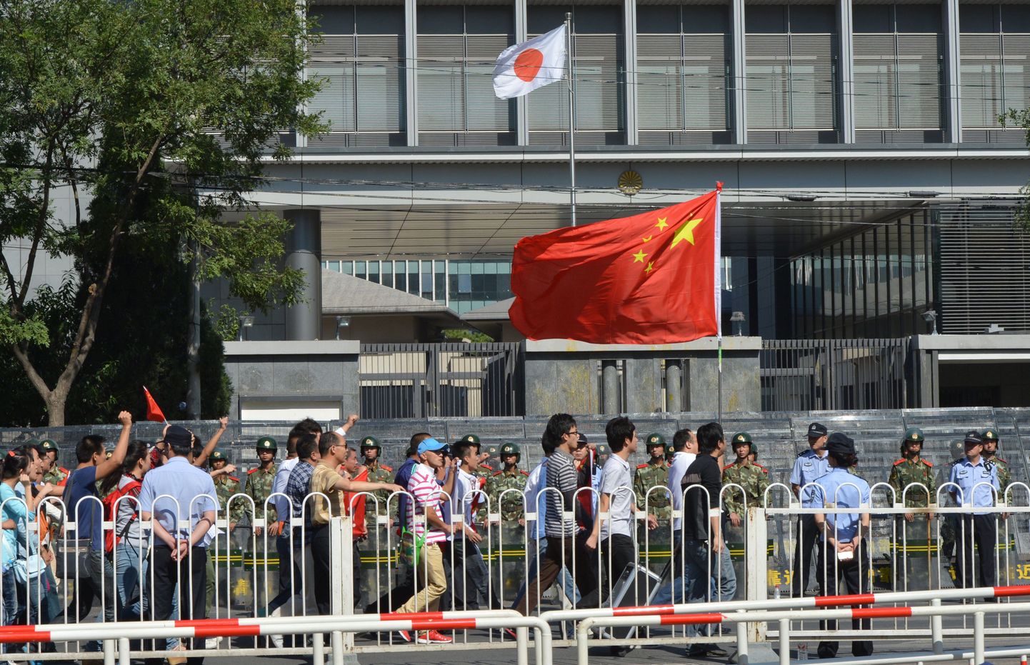 Jaapani-vastane meeleavaldus, kus lehvisid Hiina lipud, Pekingis asuva Jaapani saatkonna ees.