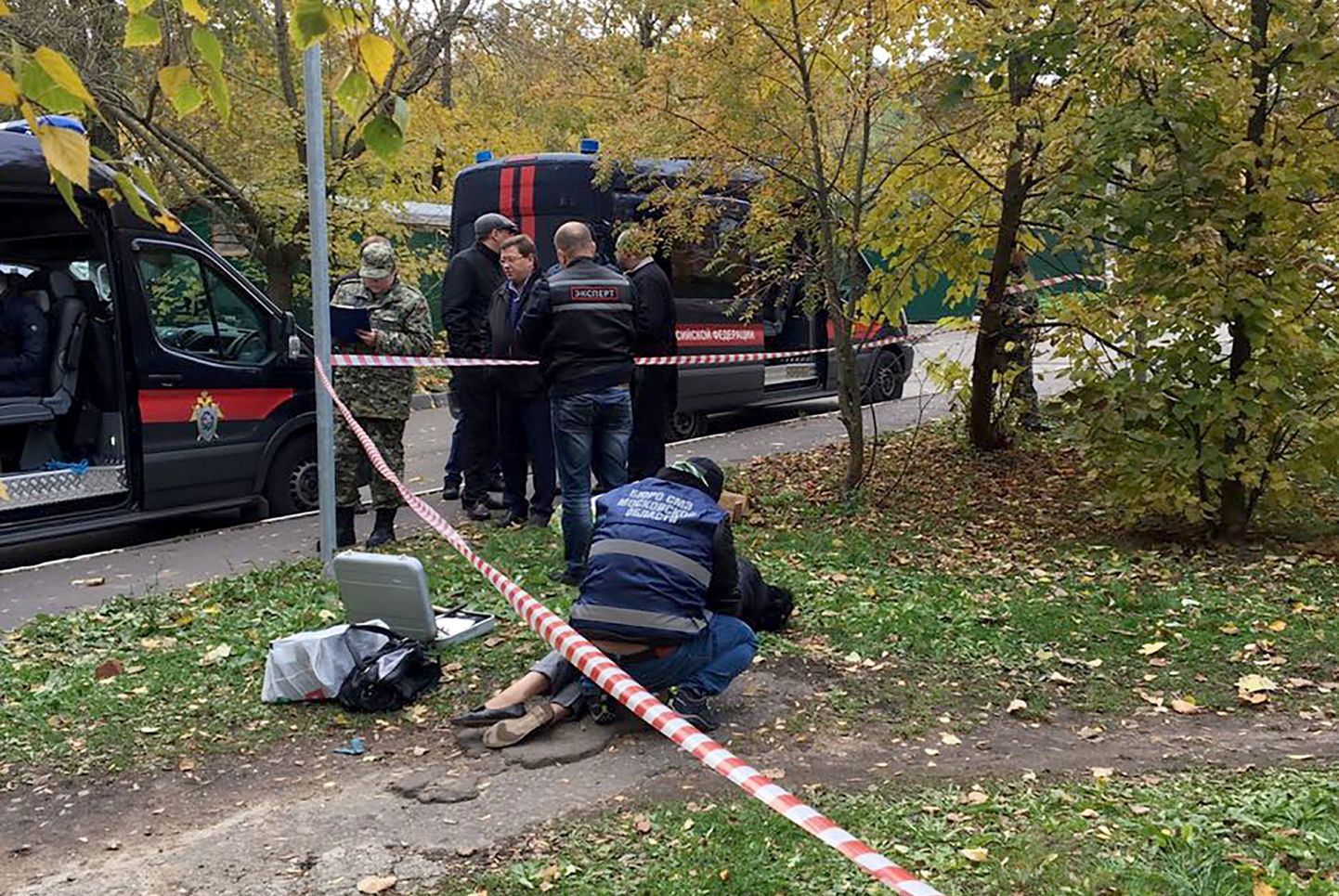 Politsei Moskva lähedal mõrvapaigas.