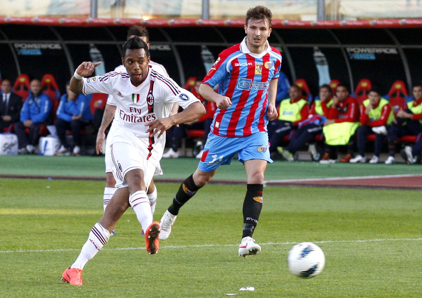 Robinho viis AC Milani juhtima, kuid mäng Catania vastu lõppes 1:1 viigiga.