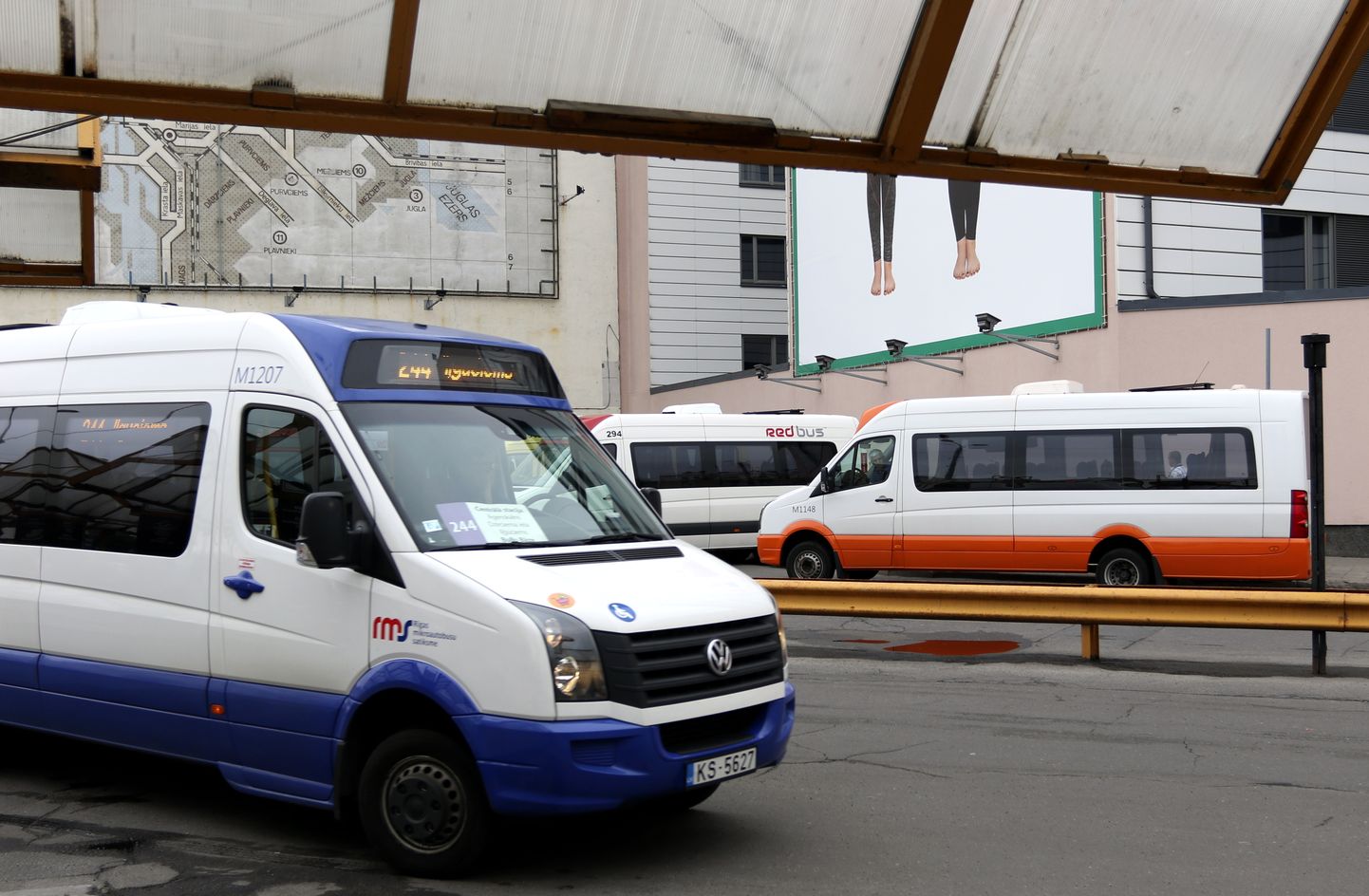 Mikroautobusi "Rīgas maršruta taksometru stacijā"