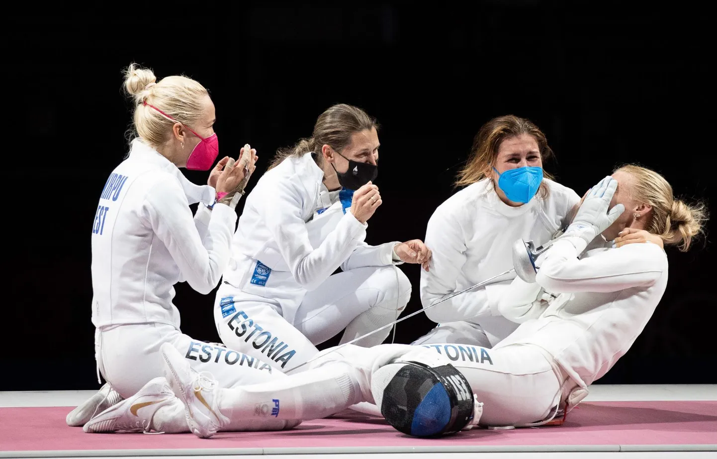 Postimehe aasta foto: "See on võit!" Eesti epeevehklejad Erika Kirpu, Julia Beljajeva, Katrina Lehis ja Irina Embrich juubeldavad pärast võitu Lõuna Korea üle.
