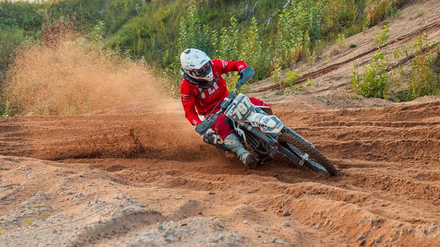 Pärnu motoklubi võidusõitja Marek Künnapas pani Potsepal edukale hooajale väärika punkti.