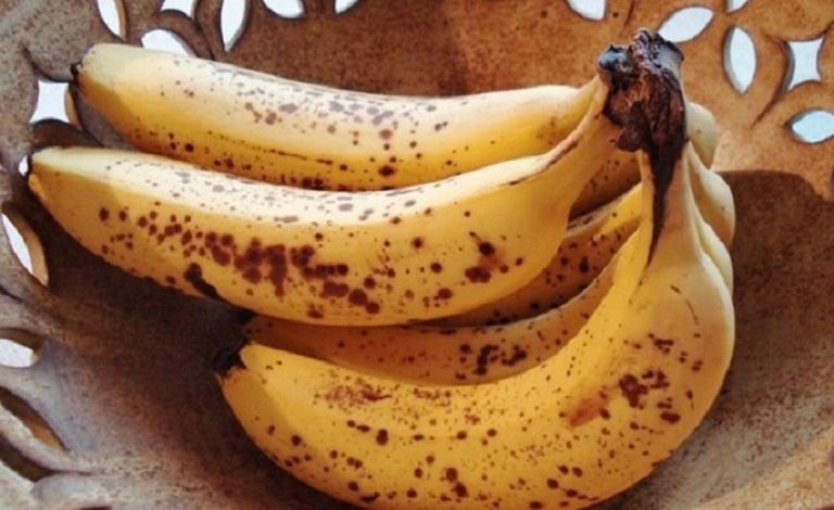 Желтые бананы с коричневыми пятными