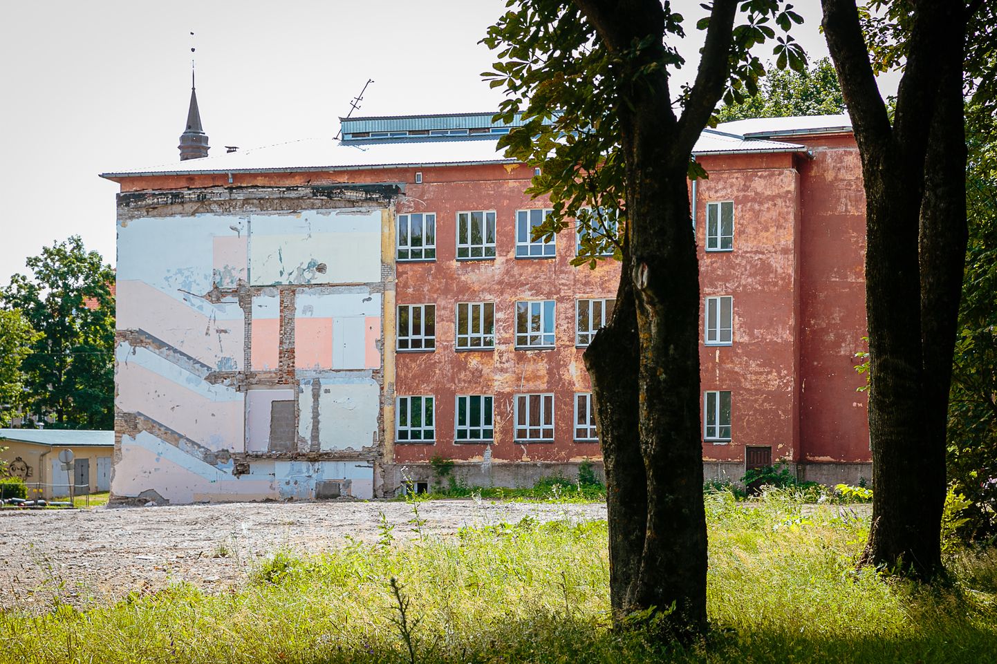 Старое здание Нарвской Эстонской гимназии, которое после обновления станет частью нового образовательного городка на улице Краави. Тут же рядом вырастут стены Нарвской Эстонской госгимназии.