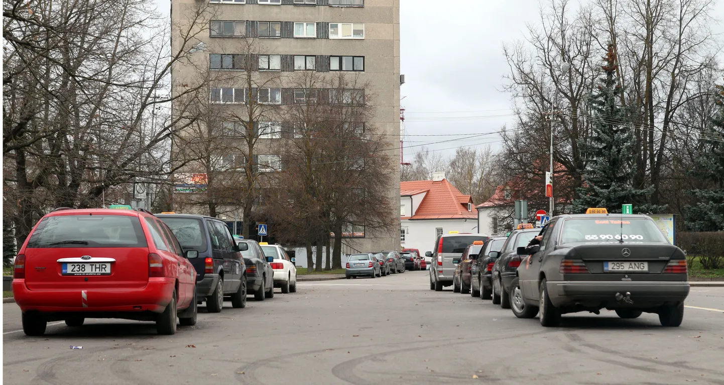 Aastaid tagasi on Narva Peetri platsil tasulise parkimise rakendamist proovitud, kuid see ei andnud tulemust − kohalikud peitsid oma autod majahoovidesse, turistidelt saadavast parkimistasust aga ei piisanud, et parkimiskorralduse kulusid katta.