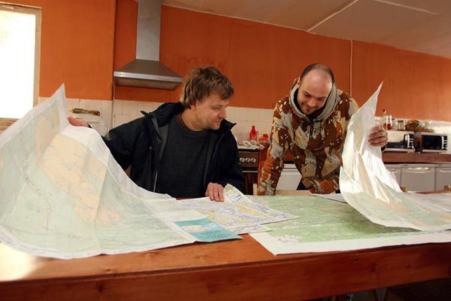 Mälumaastike kaardile kandmise eestvedajad on Soomaa hostelis tegutsevad Rene Valner (vasakul) ja Rait Parts.