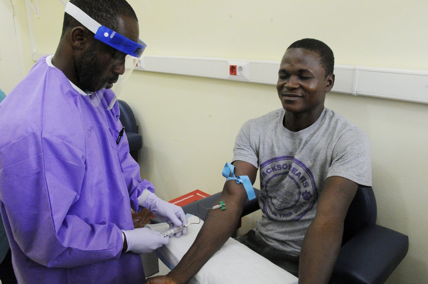Ebolat põdenud isik andmas vereproove