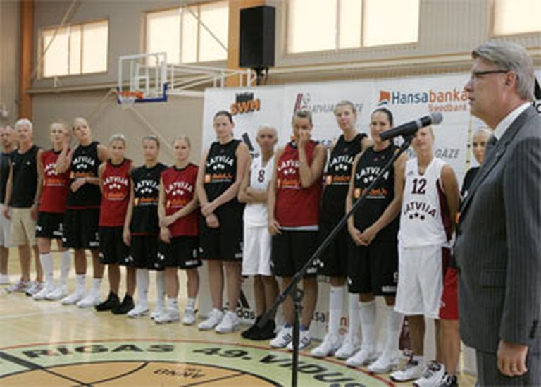 Valsts prezidents Valdis Zatlers (pirmais no labās) uzrunā Latvijas sieviešu basketbola valstsvienību pirms došanās uz Pekinas Olimpiskajām spēlēm. 