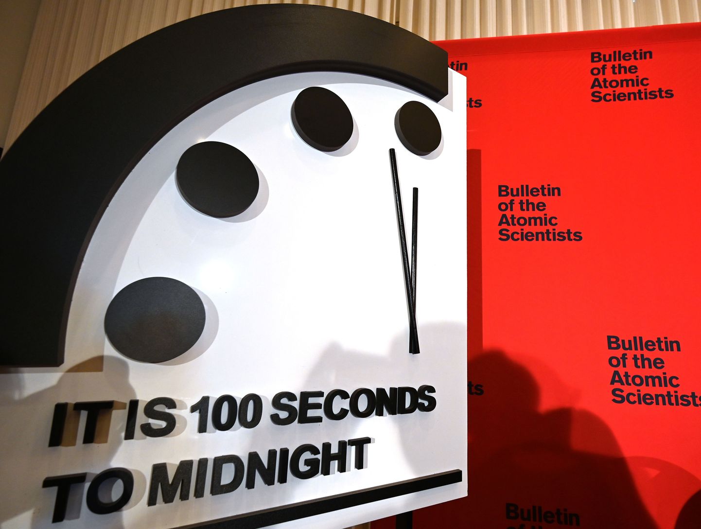 Стрелки так называемых часов Судного дня в этом году перевели вперёд на 20 секунд, и теперь часы впервые показывают 100 секунд до ядерной полуночи.