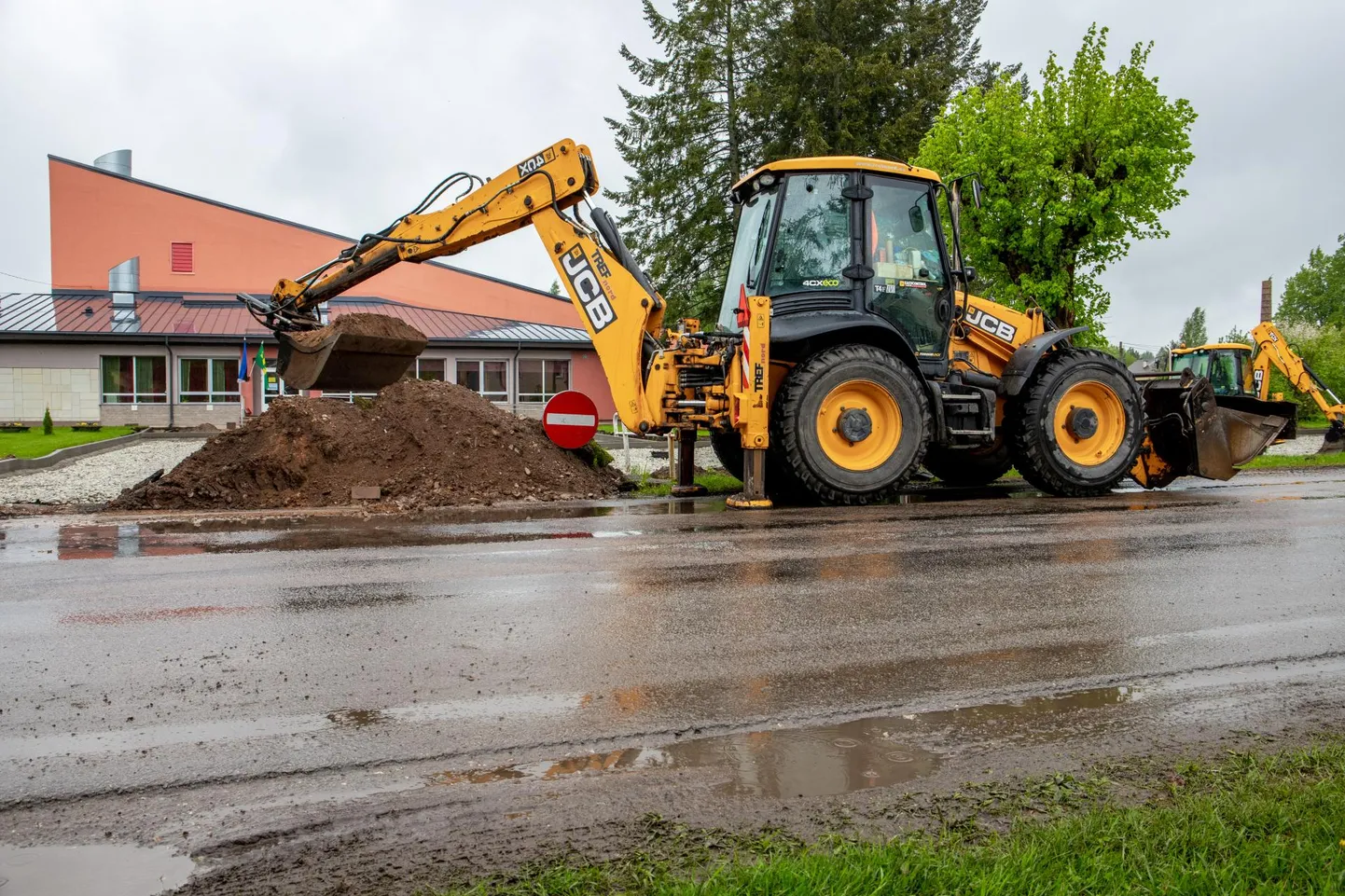 Kilingi-Nõmme klubi ees käib parkla ümberehitamine ja laiendamine, mis on osa linna teede, tänavate ja parklate rekonstrueerimisest.