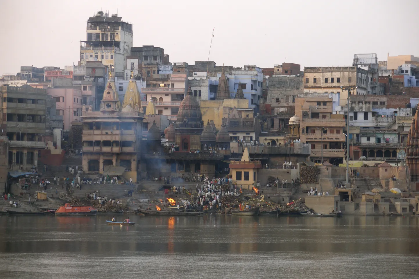 Maisest elust lahkunute põletus-ghat Varanasi linnas.