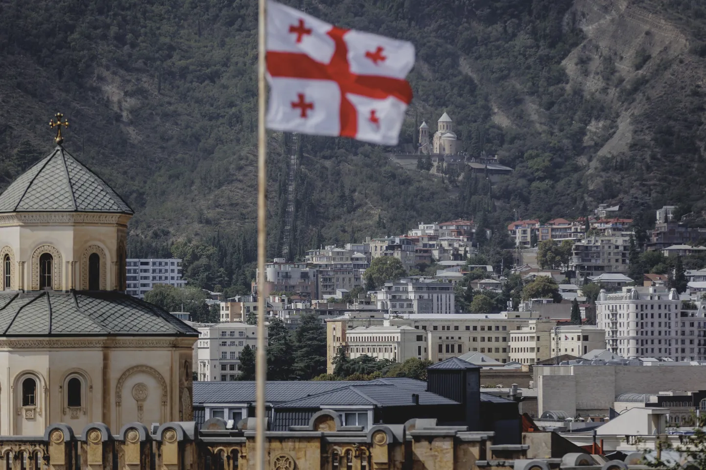 Gruusia lipp lehvimas Tbilisi kohal.