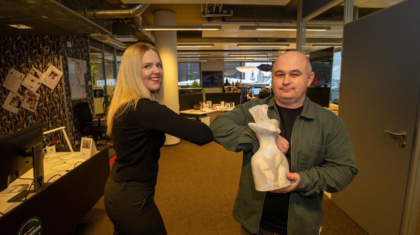 Lõuna-Eesti Postimehe peatoimetaja Sirli Homuha andis kolmapäeval ajakirjanik Maarius Suvistele aasta töötaja tiitliga koos üle ka keraamik Ene Tapferi «Muusa» kuju.