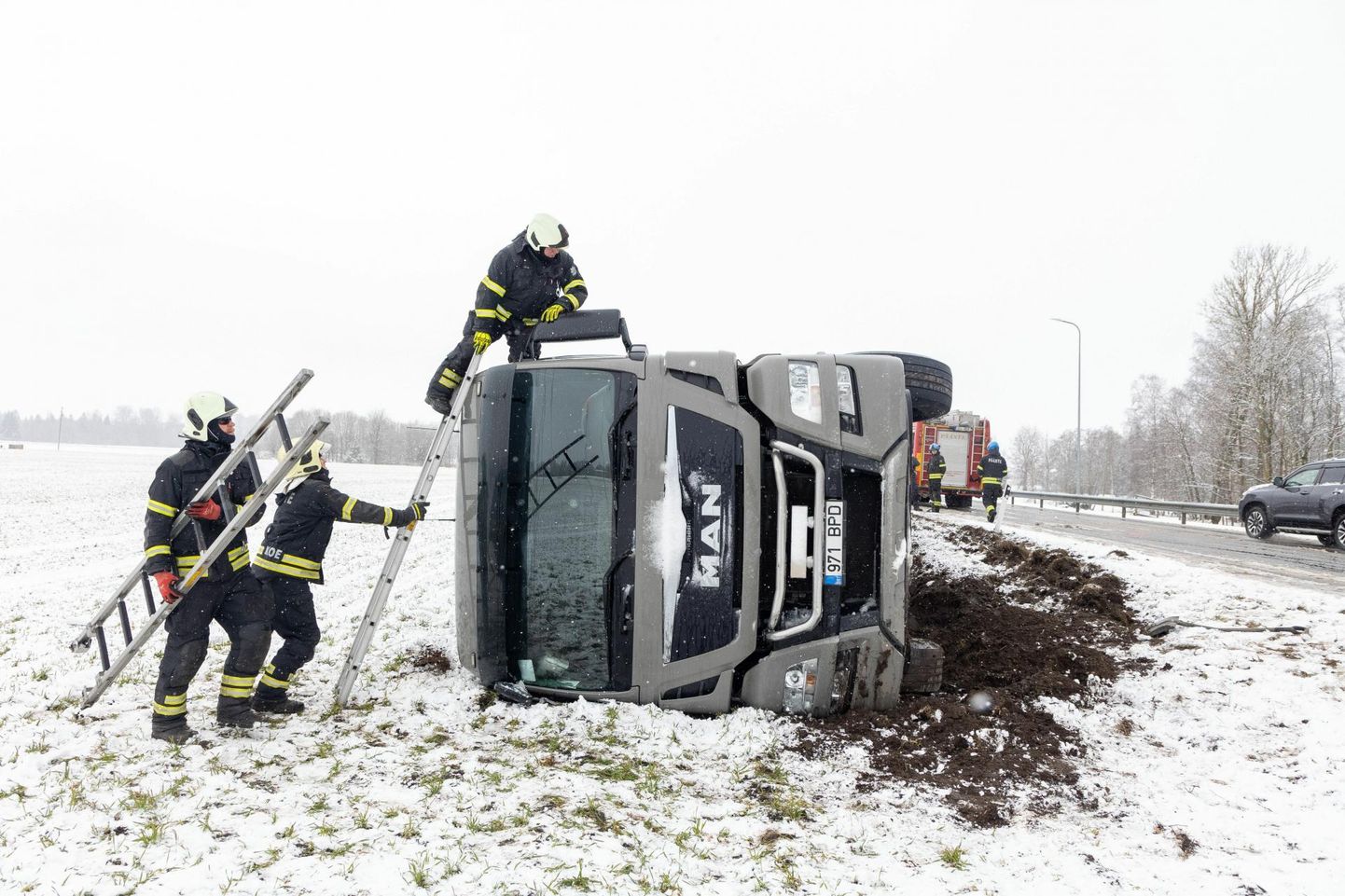 Kuigi avarii pildi järgi võinuks nii arvata, siis liiklusolud sündmuspaigas ülemäära talvised ei olnud.