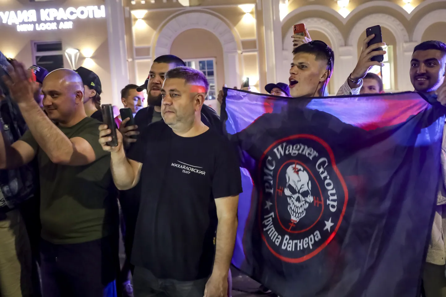 Kohalikud juubeldavad ja lehvitavad Wagneri lippu Rostovis Doni ääres eile õhtul Wagneri vägede linnast lahkumise ajal