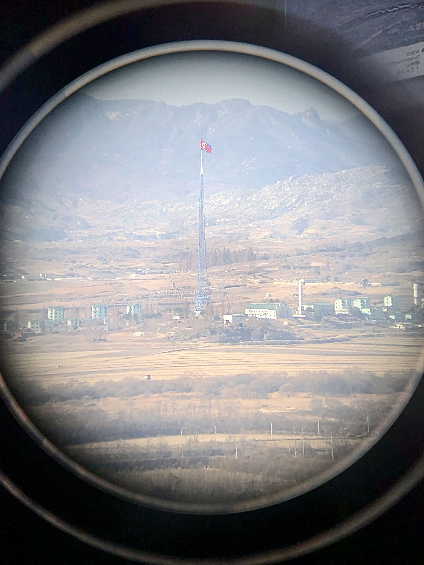 Lõuna-Korea külastajad viiakse sageli kahte Koread eraldavale piirile. Pildil vaade Põhja-Koreale läbi pikksilma.